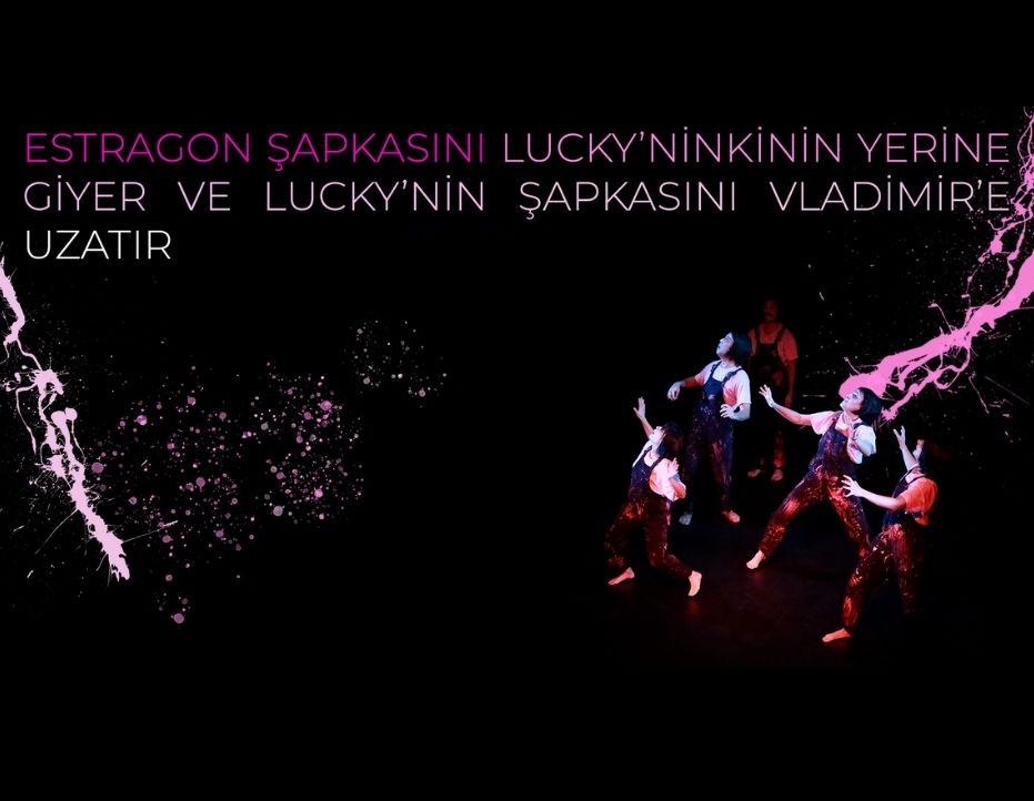 ESTRAGON ŞAPKASINI LUCKY'NİNKİNİN YERİNE GİYER VE LUCKY'NİN ŞAPKASINI VLADIMIR'E UZATIR.