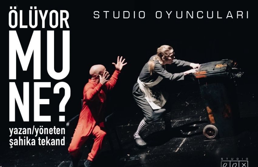 TANRISAL VE ÇIPLAK BİR SAHNE: ÖLÜYOR MU NE? 